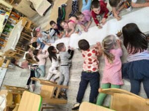 Pillangó csoport, Közös kép festés a földön.