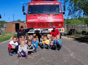 Szivárvány csoport. Tűzoltó autós csoportkép.